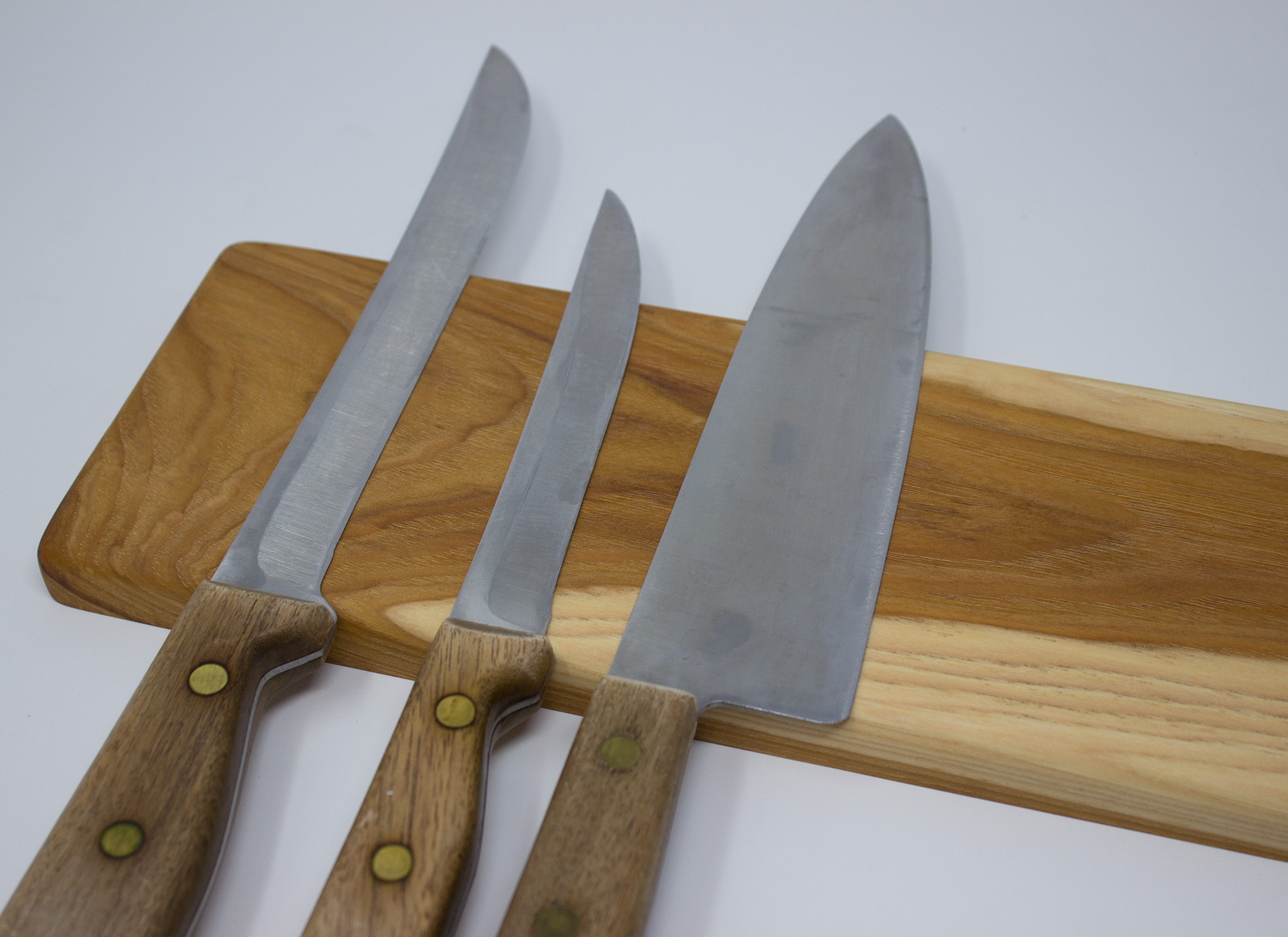 https://www.rockfordwoodcrafts.com/wp-content/uploads/Hickory-Magnetic-Knife-Holder-Closeup-with-Knives.jpg